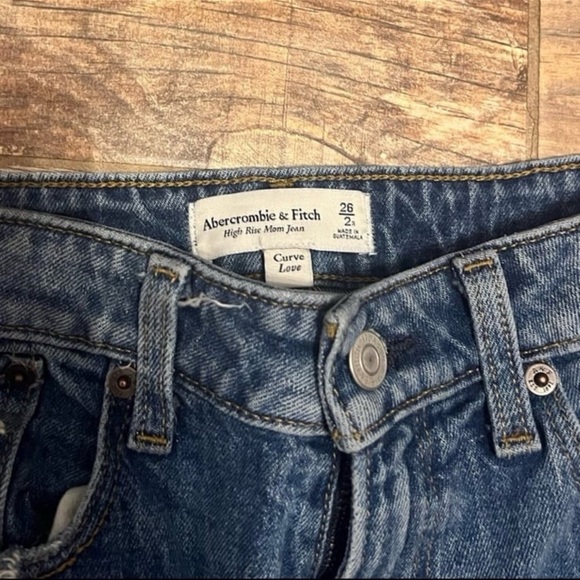 Abercrombie & Fitch Jeans 
High Rise Mom Jeans - Picture 2 of 3